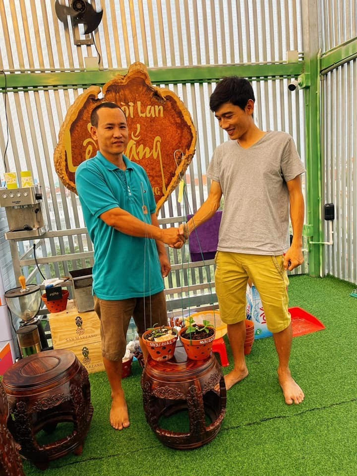 Anh Lê Cao Thắng (bên trái) cùng khách hàng của mình.