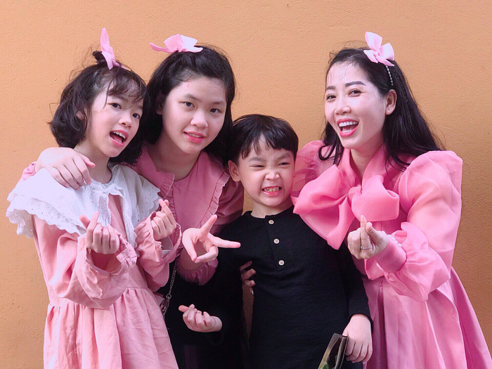 Là một người mẹ, diễn viên Phạm Hồng luôn muốn dành nhiều thời gian chăm sóc các con.