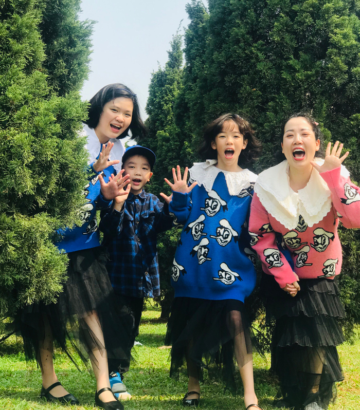 Khoảnh khắc hạnh phúc của bốn mẹ con.