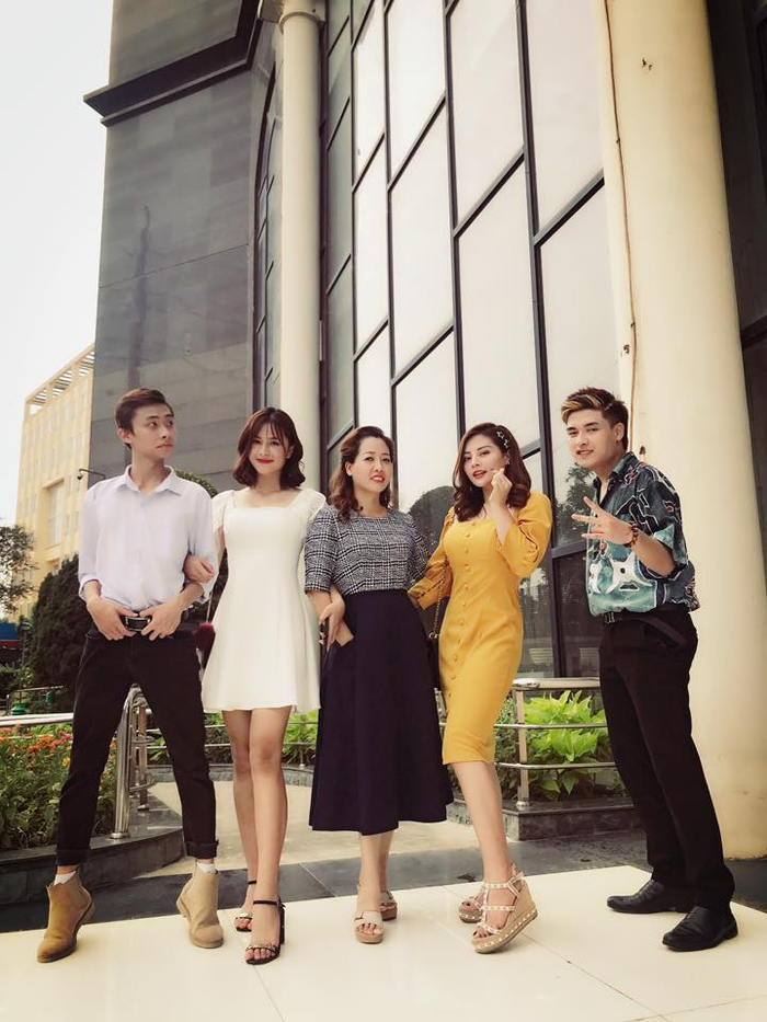 Phạm Hồng luôn được các thành viên đoàn làm phim yêu mến vì có tinh thần trách nhiệm cao và hết lòng cho công việc.