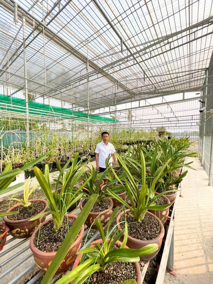 Anh Đàm Nguyễn Tuấn Thành (bên phải) cùng khách hàng mua lan