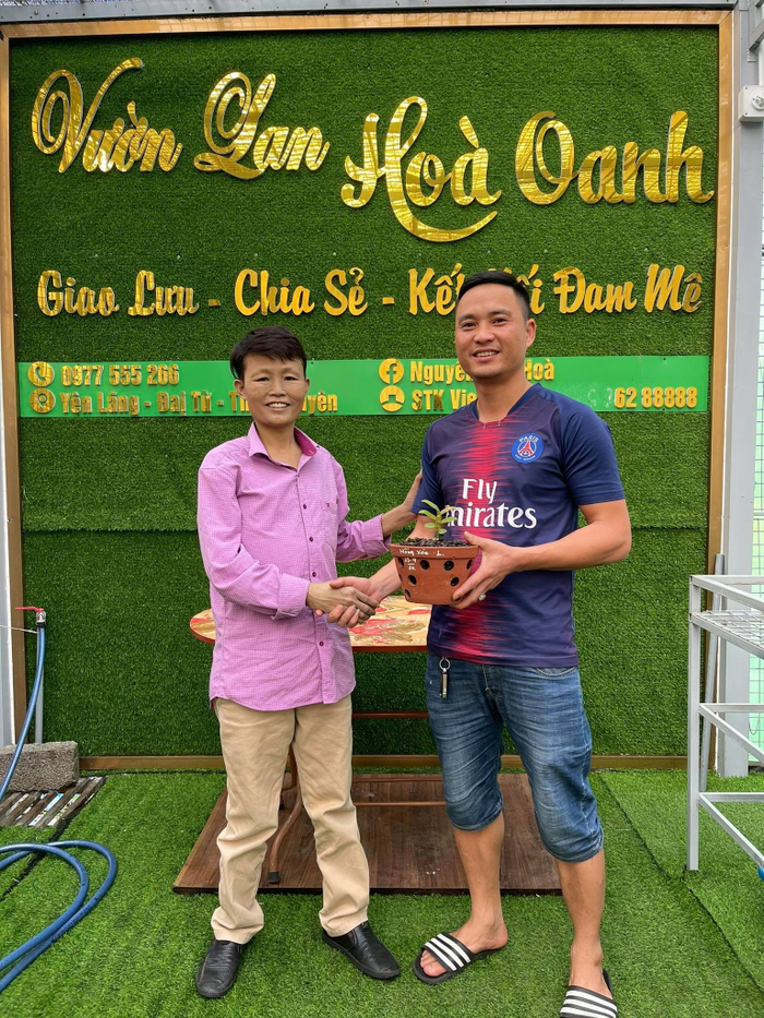 Đối với anh Hòa (bên trái), tiền không phải là đích đến khi chuyển sang kinh doanh lan.