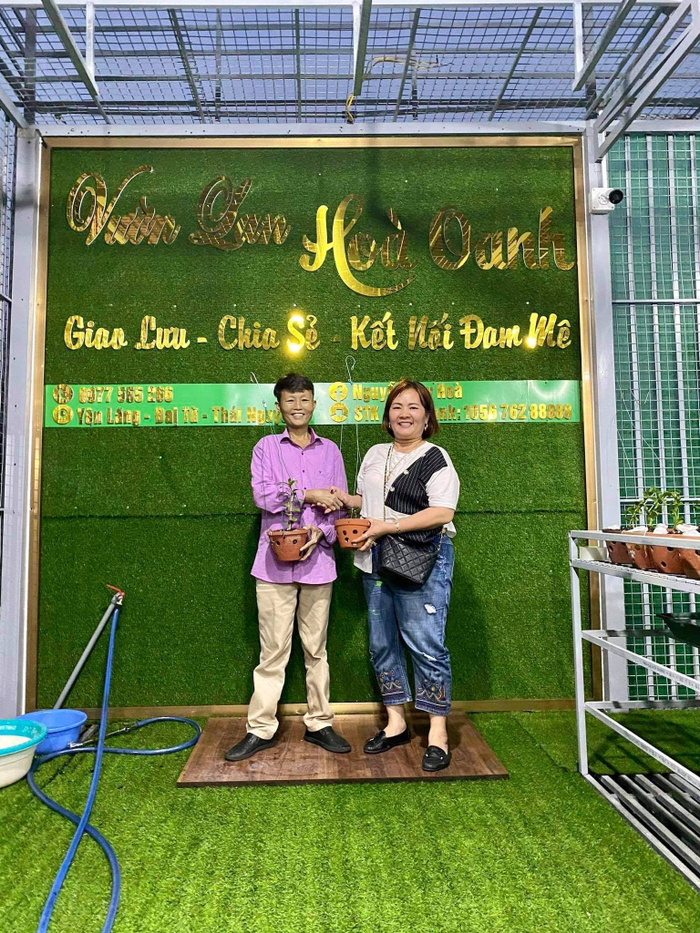 Anh Nguyễn Duy Hòa (bên trái) đã&nbsp;thành công trong việc trồng và nhân giống nhiều dòng lan quý hiếm.