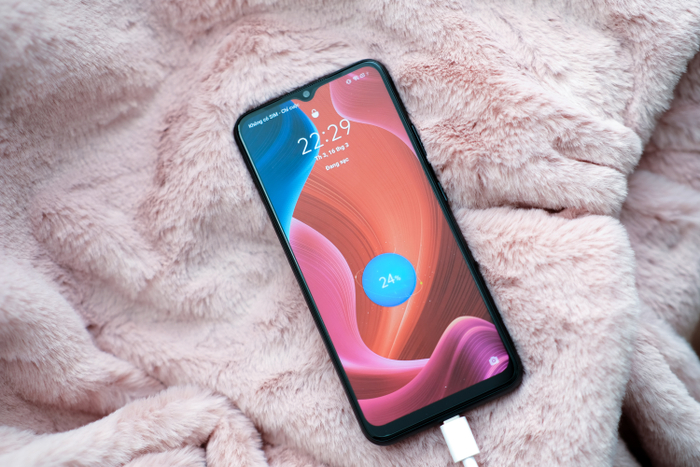 Dung lượng pin lớn cùng sạc nhanh 18W giúp người dùng thoải mái sử dụng bất cứ lúc nào.