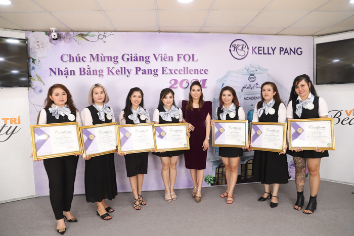 Các giảng viên FOL đầu tiên nhận bằng Kelly Pang Excellent 2021