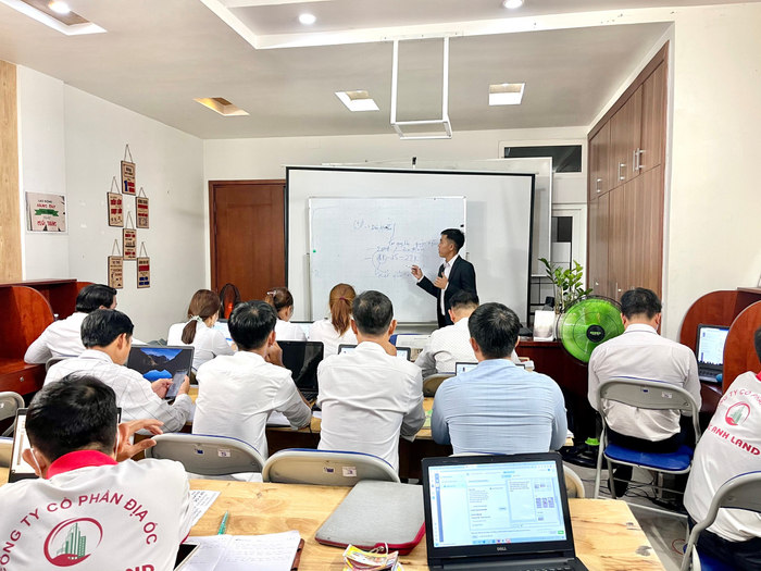 CCO Trần Văn Nam đào tạo kỹ năng nghề nghiệp tại chi nhánh Bình Phước.