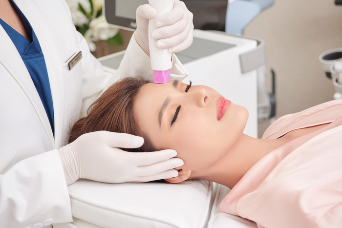 Chuyên gia thực hiện liệu trình Trẻ hóa bằng công nghệ Delift cho diễn viên Thúy Diễm