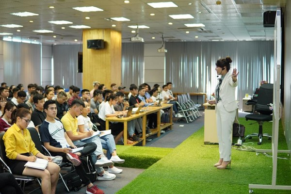 Chị Nguyễn Tố Uyên trong buổi chia sẻ phương pháp kinh doanh online cho hàng trăm bạn trẻ