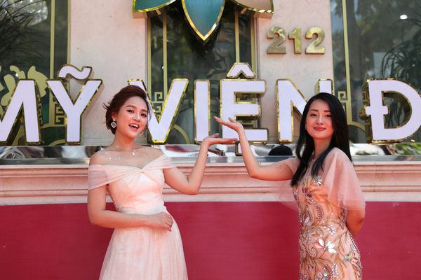 Thu Quỳnh và Quỳnh Chi trẻ trung “check in” tại Thẩm mỹ Đông Á