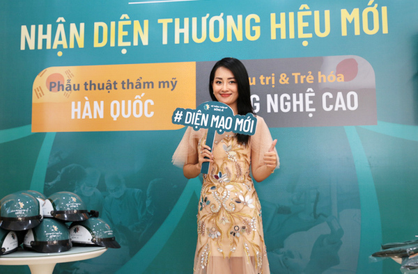 Quỳnh Chi xinh đẹp trong sự kiện ra mắt Viện trẻ hóa Đông Á