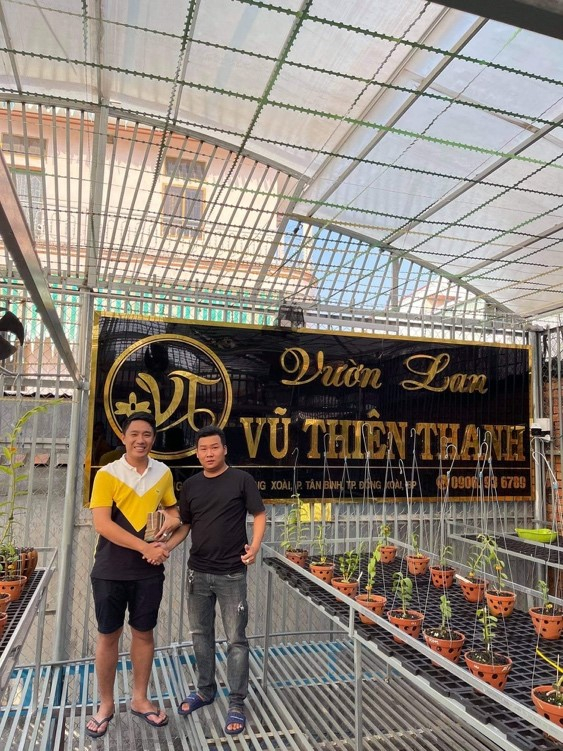 Vườn lan Vũ Thiên Thanh có địa chỉ tại 42 - 44 chợ Đồng Xoài - Bình Phước. Dưới bàn tay kinh doanh tài ba của anh, vườn hoa đang phát triển rất tốt khi có hàng trăm giò lan lớn nhỏ và nhiều giống lan quý hiếm.