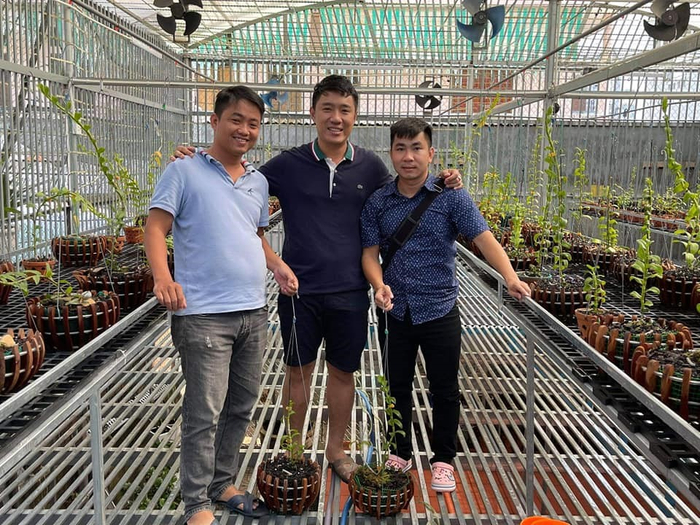 Chính vì thế, không ít người khâm phục anh khi gây dựng được vườn lan rộng 3000m2 với hàng ngàn chậu lan đột biến và quý hiếm rất được yêu thích.