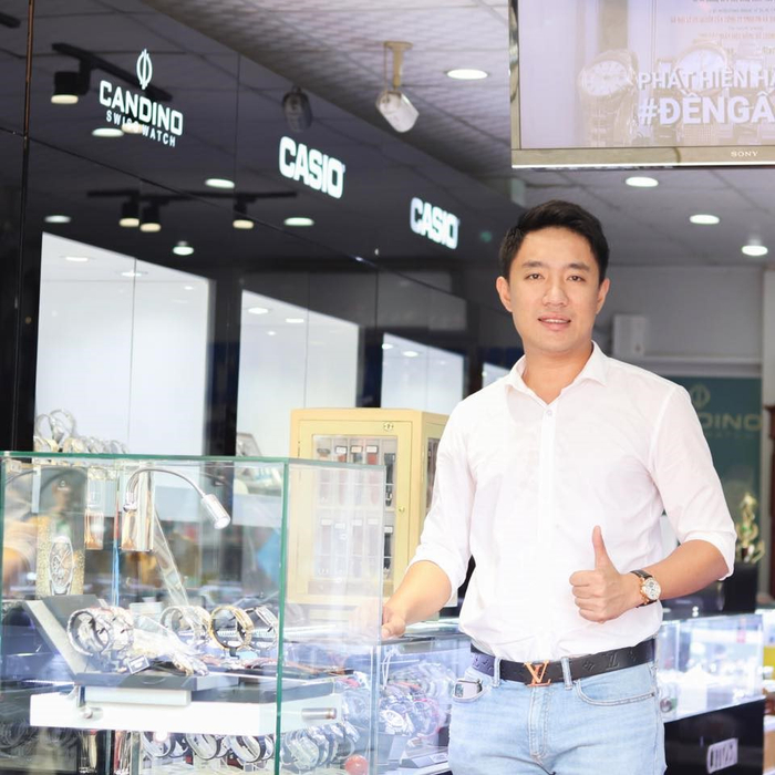 Kinh doanh đồng hồ chính hãng là nghề thứ 2 của nam nghệ nhân đầy tài giỏi này