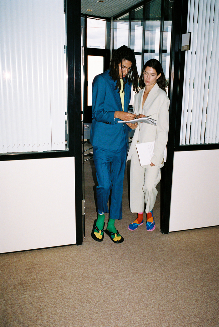 Đôi dép tông TradiZori còn có thể phối được với những bộ suit