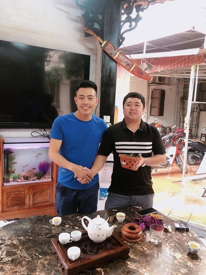 Anh Vũ Doãn Hiếu (bên trái), nghệ nhân lan nổi tiếng tại Vĩnh Phúc