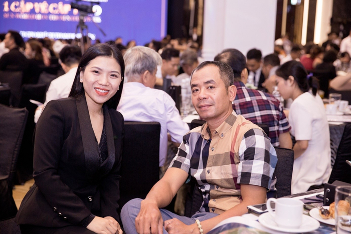 Ms. Ngọc Thơ (bên trái) và câu chuyện rẽ ngang theo đuổi đam mê khiến bao người cảm phục.