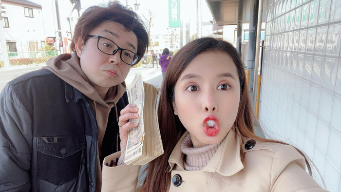 Cặp vợ chồng đáng yêu đi mua xe ô tô