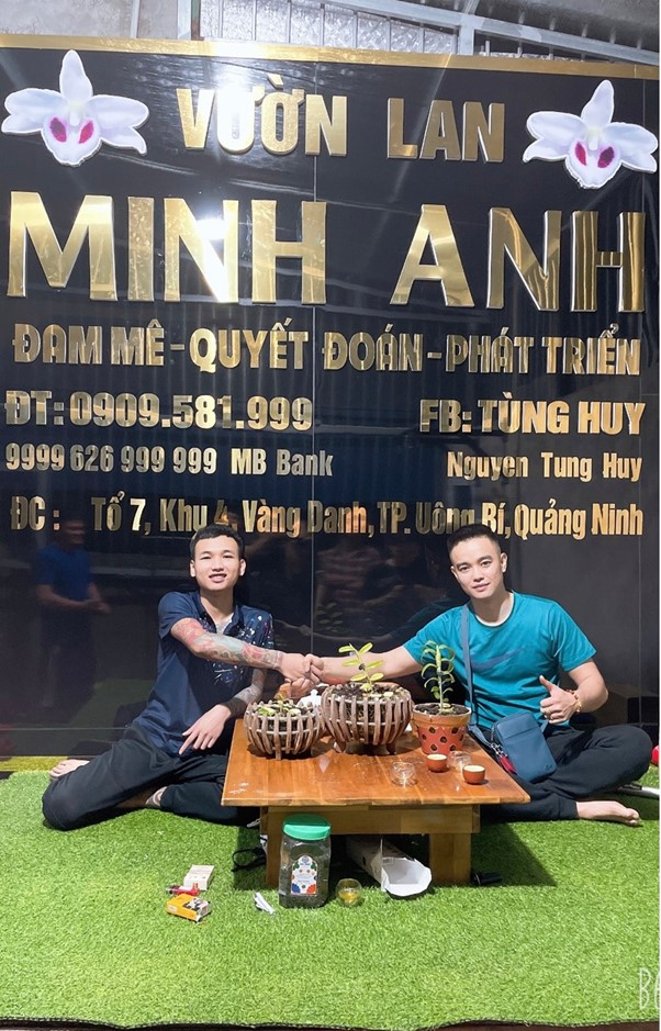 Anh&nbsp;Nguyễn Tùng Huy&nbsp;(bên trái)&nbsp;và bạn bè yêu lan