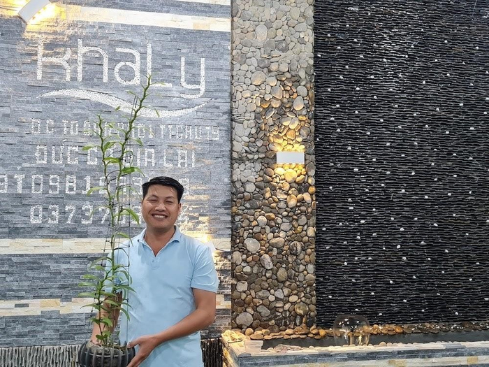 Người chơi lan ngoài đam mê phải có sự cần mẫn, tỉ mỉ để có những giò lan có dáng, lá đẹp, hoa nở đúng chuẩn