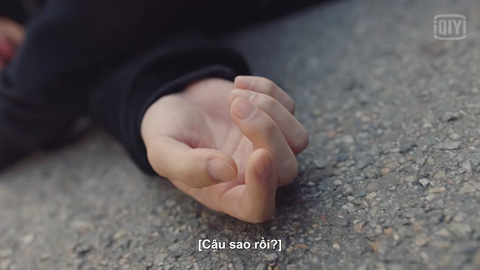 Bi Soo nhìn thấy 1 người đàn ông sau tai nạn.