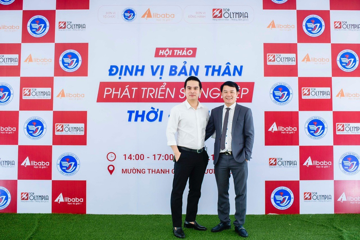 Đường Anh Dũng (trái) - Tổng giám đốc Đường Gia Group,&nbsp;CEO DGS ENGLISH.