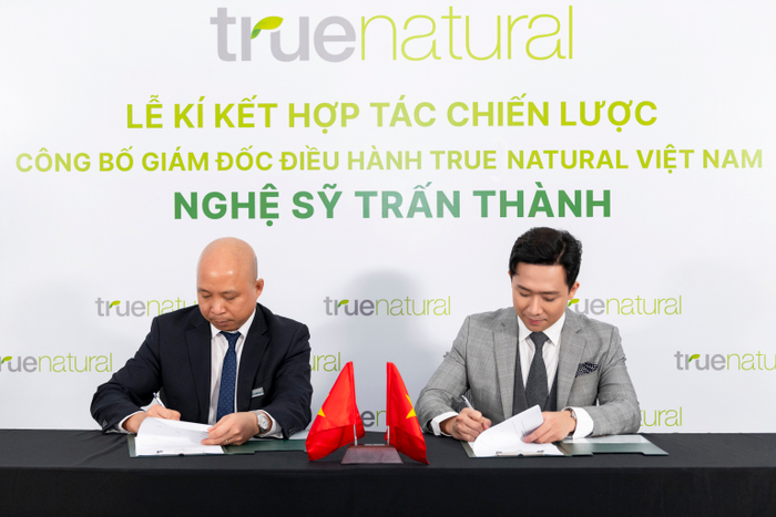 Hình ảnh kí kết hợp tác chiến lược & công bố&nbsp;Giám đốc&nbsp;Điều hành&nbsp;True Natural Việt Nam - nghệ sỹ&nbsp;Trấn Thành diễn ra đầy trang trọng vào sáng 29/3.