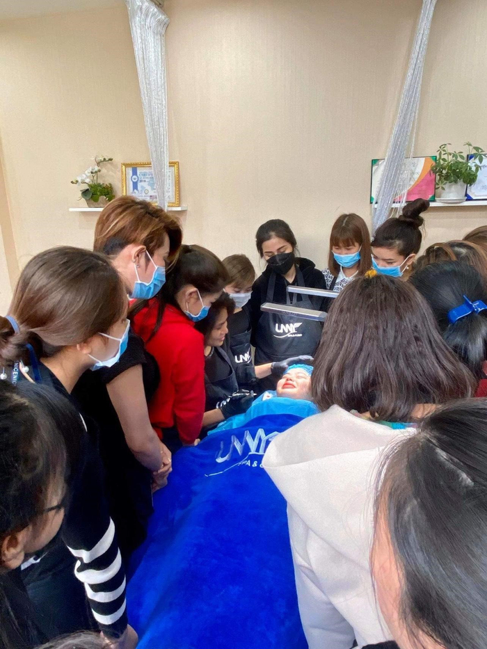 Lớp học của Grand Master Nguyễn Thị Tú Ngọc&nbsp; mang tri thức cho bao thế hệ học viên ngành thẩm mỹ.
