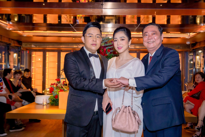 Nhạc sĩ Nguyễn Văn Tuấn chụp ảnh cùng ca sĩ Quang Lê và ca sĩ hải ngoại Hà Thanh Xuân.