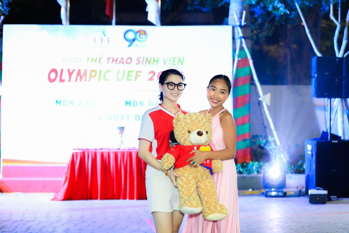 Tối cùng ngày, Đoan Trang còn gửi tặng món quà âm nhạc cho UEFers 