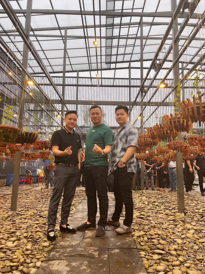 Nghệ nhân Trần Hạo Nam (đứng thứ 3 bên phải) chia sẻ kinh nghiệm trồng lan với mọi người