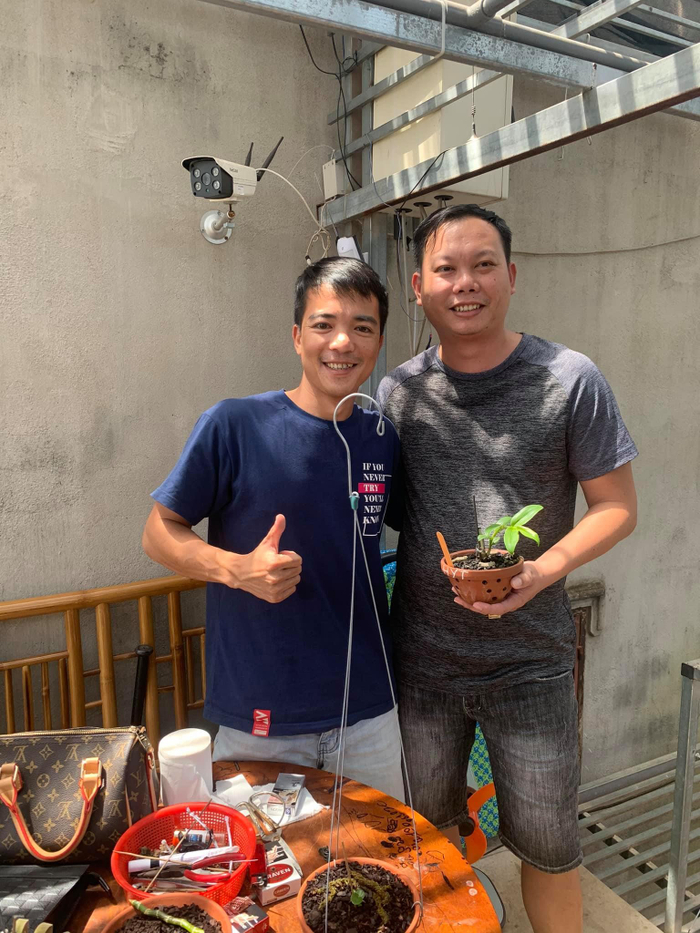 Anh Thái (bên trái) cùng 1 người bạn đến thăm quan vườn lan của mình