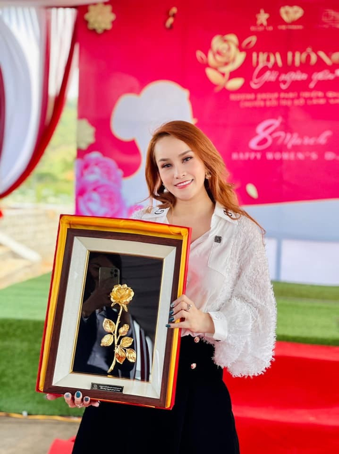 Ca sĩ Sơn Ca trong sự kiện Hoa hồng vàng gửi ngàn yêu thương do RS2HOME tri ân khách hàng dịp 8/3