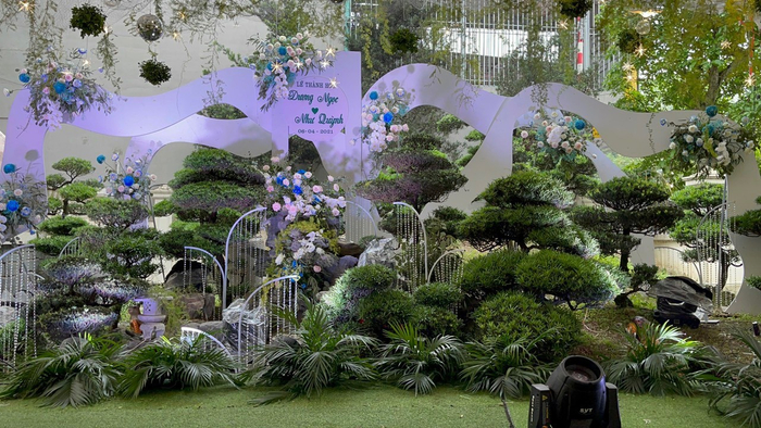 Đồi Tùng của gia đình kết hợp với ý tưởng của Trang Wedding đã tạo nên một không gian sân khấu độc nhất vô nhị.