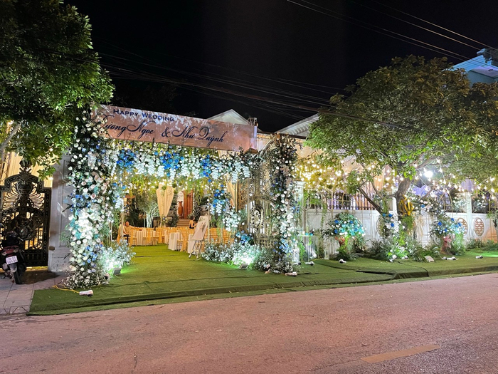 Toàn bộ phía ngoài được trưng bày triển lãm ảnh của chú rể và cô dâu, ánh sáng tinh tế làm cho không gian thật lung linh khi trời tối. 