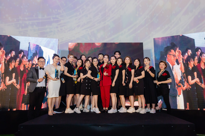 CEO Mai Tường Vy cùng đội ngũ quán quân tài sắc ngành phun xăm thẩm mỹ Việt Nam Ảnh 5