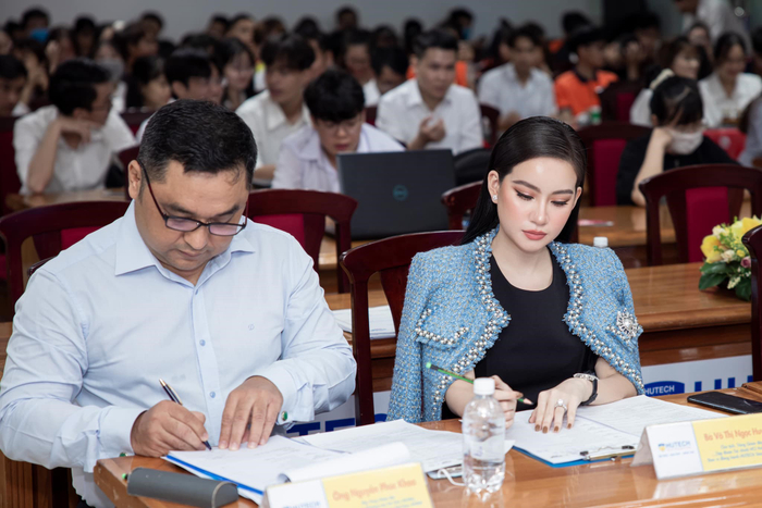 Sở dĩ CEO Huyền Cò được ban tổ chức lựa chọn vào vị trí quan trọng này là vì cô được đánh giá rất cao về trí tuệ, đầu óc kinh doanh, cùng kinh nghiệm hoạt động lâu năm trên thương trường để vững vàng đưa ra những lựa chọn khách quan, chính xác nhất.