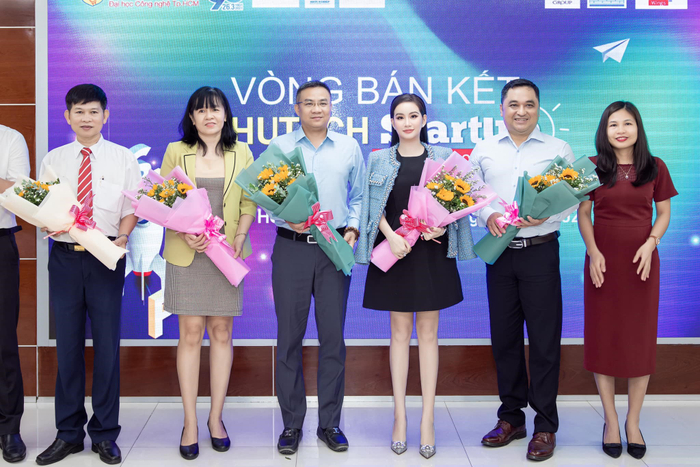 Ban Lãnh đạo HUTECH trao hoa cho doanh nhân Võ Thị Ngọc Huyền cùng các Mentor đồng hành cùng cuộc thi HUTECH Startup Wings 2021