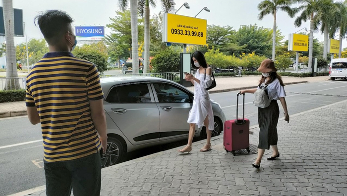 Thảnh thơi dạo bước sang làn B ga Quốc tế đón beCar. Nếu muốn, bạn có thể vừa đi vừa OOTD để trọn vẹn hành trình.