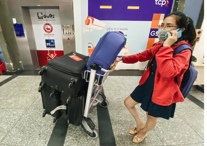 Một hành khách vất vả vì có nhiều hành lý. Ảnh: kênh 14