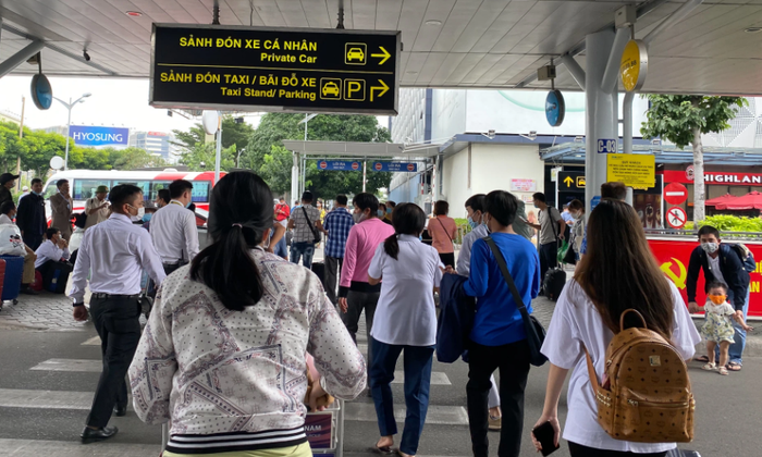 Dòng hành khách đông xém như đêm countdown ở phố đi bộ mỗi năm nha cả nhà. Ảnh: kênh 14