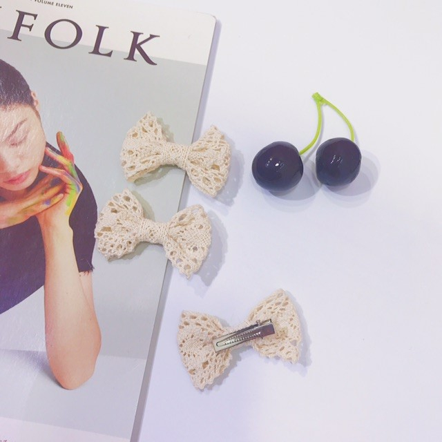 1K cũng là giá cho chiếc kẹp mái nơ ren dễ thương này, góp phần làm đầy tủ phụ kiện của những cô nàng theo đuổi phong phong cách nữ tính.