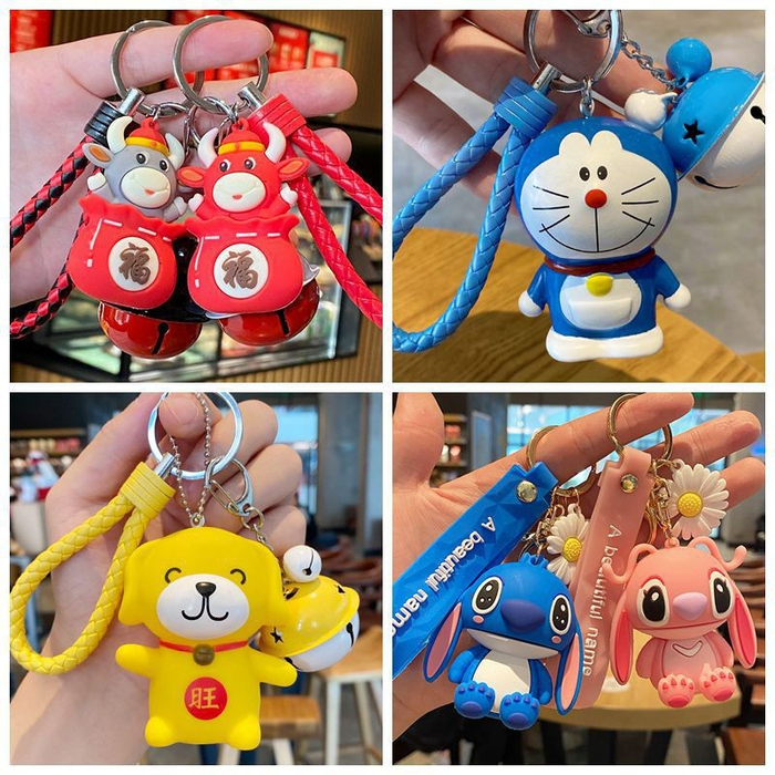 Móc khóa hoạt hình dễ thương giá 9K được làm bằng chất liệu silicon siêu bền và sở hữu màu sắc tươi vui, sống động, có thể dùng vào đa dạng mục đích như treo chìa khóa, treo balo hay treo vali, túi xách đều được.