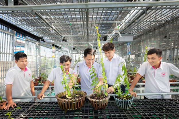 Với vốn kinh nghiệm tích lũy, anh đã tiến hành mở rộng quy mô lên 500m2 và săn đón thêm nhiều giống lan quý hiếm