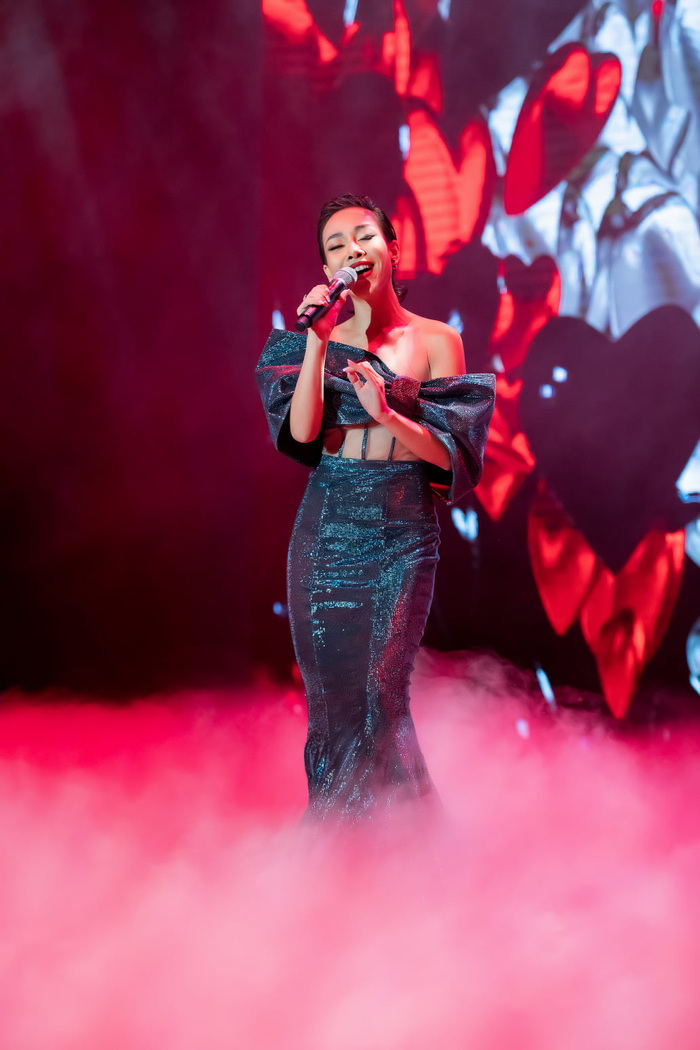 Thảo Trang lôi cuốn khán giả bởi giọng hát nội lực và hình thể thu hút