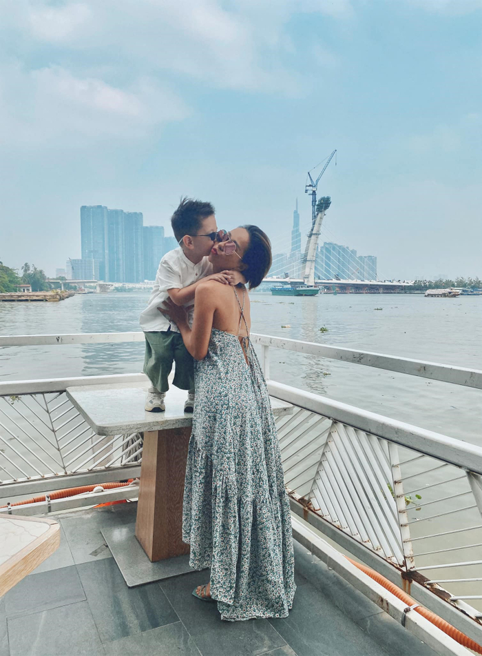 Thảo Trang hạnh phúc bên con trai Alex 