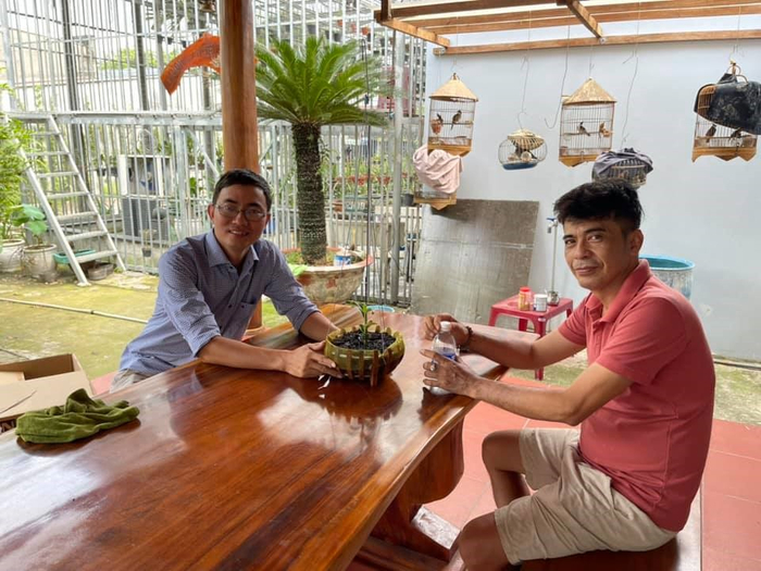 Anh Thuần (bìa trái) cùng bạn