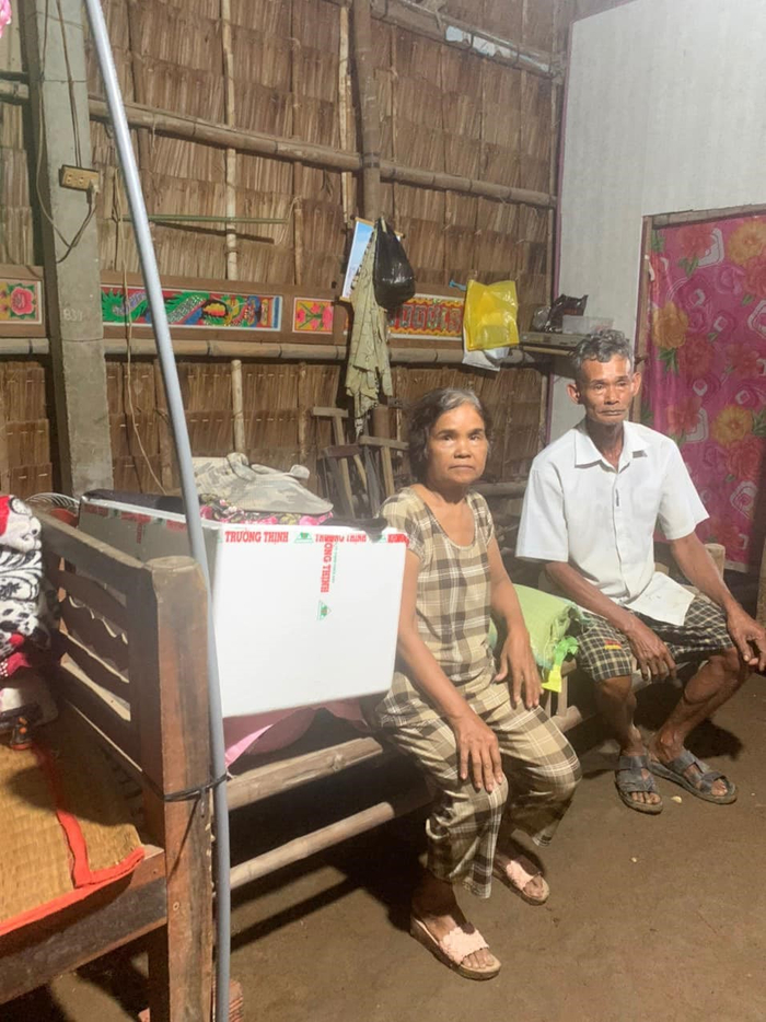 Ông Thạch Chày và bà Thạch Thị Thiên trong căn nhà cũ lợp tranh.