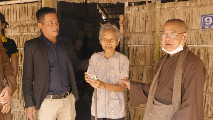 Căn nhà lợp tranh của Bà Thạch Thị Sang, cùng Huyện Cầu Ngang.