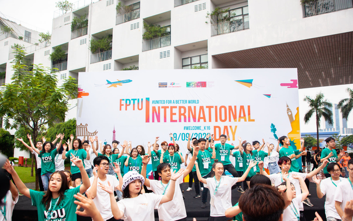 Campus trông như sân khấu tổ chức sự kiện chuyên nghiệp khi SV ĐH FPT trải nghiệm hoạt động phát triển cá nhân Ảnh 2