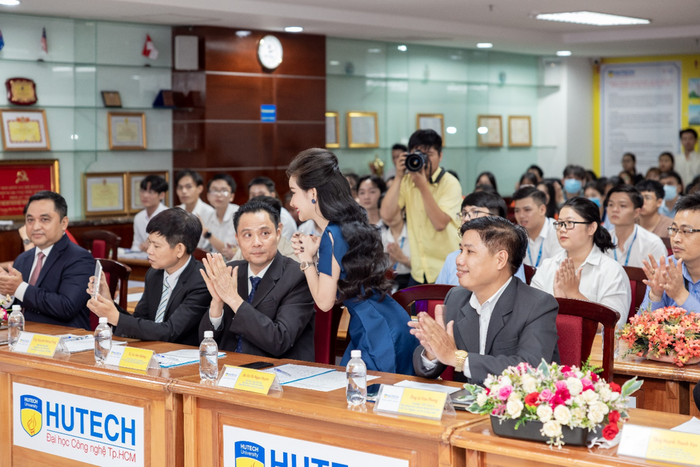 Chủ tịch Huyền Cò – Nữ mentor, giám khảo nữ “quyền lực” ba mùa liên tiếp chung kết HUTECH Startup Wings 2021 Ảnh 2